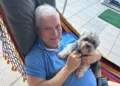El expresidente de Panamá y condenado por corrupción, Ricardo Martinelli junto a su mascota Bruno en la embajada de Nicaragua en la capital panameña.