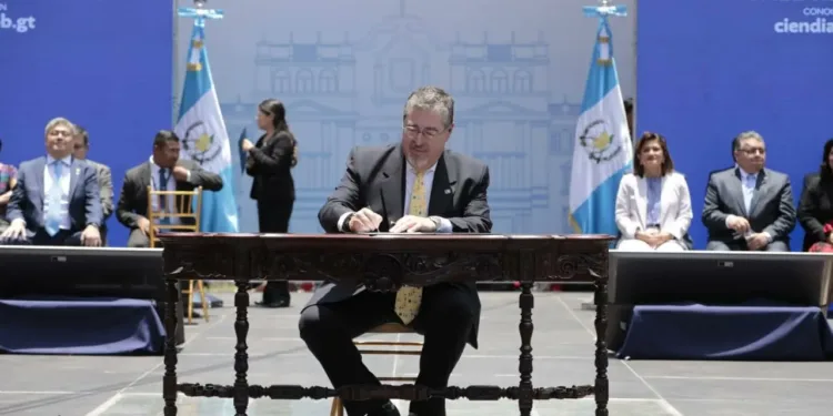 Arévalo anuncia que disminuirá su salario un 25 % y que continuará combatiendo la corrupción en Guatemala