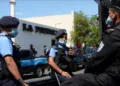 Policias de la dictadura vigilan frente a las instalaciones de La Prensa, el periódico más importante de Nicaragua, confiscado por la dictadura Ortega-Murillo.