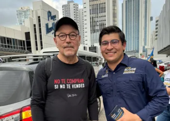 Rubén Blades hace campaña en las calles a favor de candidatos de Vamos por Panamá