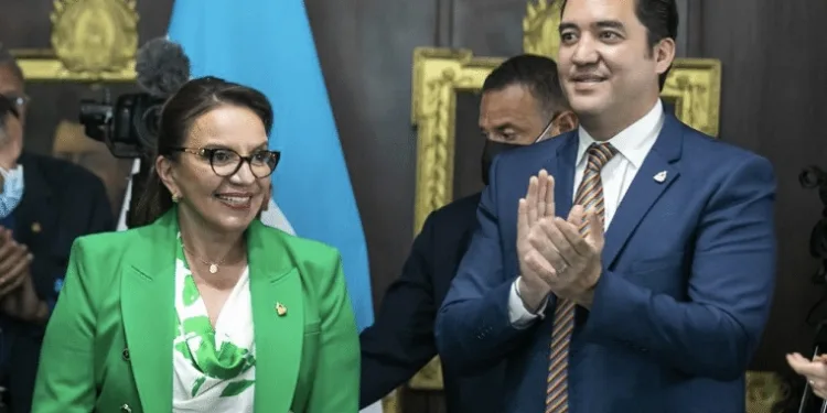 Hijo de la presidenta hondureña niega que el Ejecutivo bloquee la renuncia a Nasralla