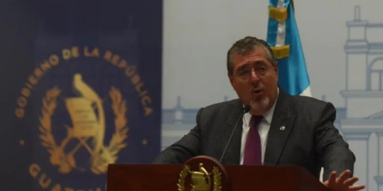 Presidente de Guatemala evalúa una posible consulta popular para presionar a fiscal general a renunciar