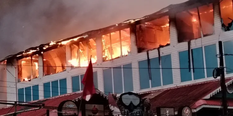 Incendio arrasa con hotel y locales comerciales en la turística Bocas del Toro, Panamá