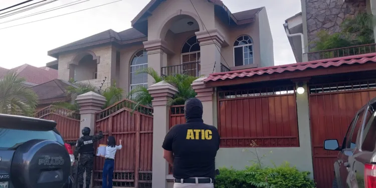 Autoridades de Honduras allanan propiedades de narcos que mueven cocaína desde Sudamérica