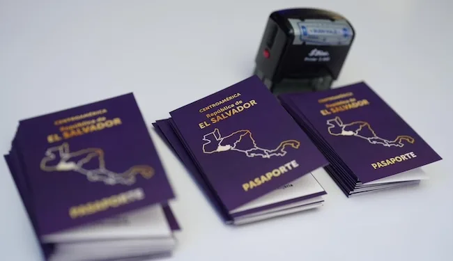 Bukele ofrece 5,000 pasaportes a profesionales y artistas extranjeros altamente cualificados