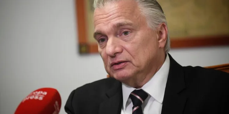 Costa Rica busca apoyo internacional para trasladar migrantes a otros países