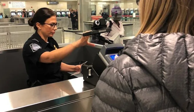 El parole humanitario fue instaurado por la Administración Biden en un momento en que la frontera sur de EEUU registraba números récord de encuentros con migrantes.