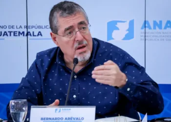 La “fiscal general ha sido un factor que favorece la corrupción”: presidente de Guatemala