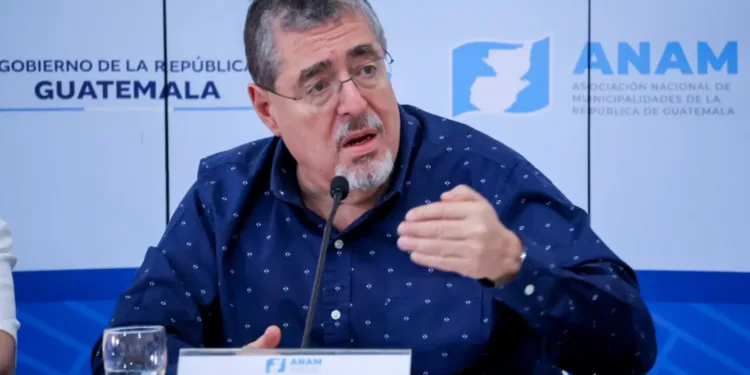 La “fiscal general ha sido un factor que favorece la corrupción”: presidente de Guatemala