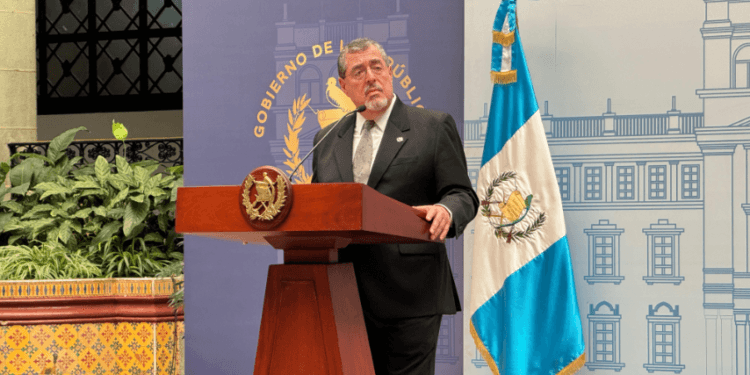Presidente de Guatemala anuncia beneficio en factura energética en hasta 3 millones de hogares