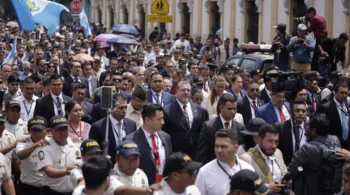 Bernardo Arévalo camina hasta el Congreso guatemalteco a presentar iniciativa para remover a la fiscal general