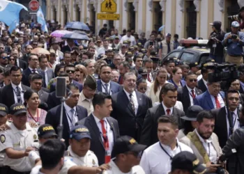 Bernardo Arévalo camina hasta el Congreso guatemalteco a presentar iniciativa para remover a la fiscal general