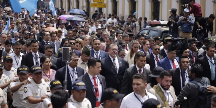 Bernardo Arévalo camina hasta el Congreso guatemalteco a presentar iniciativa para remover a la fiscal general