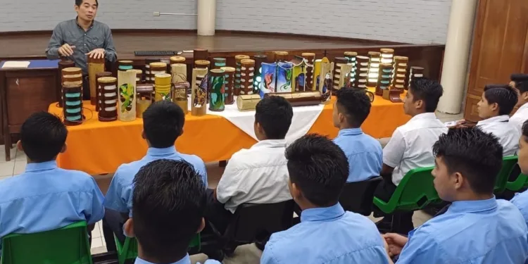 Taiwán capacita a alumnos de escuela guatemalteca en la elaboración de piezas de bambú