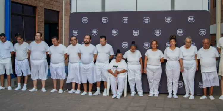 Autoridades salvadoreñas presentan a 15 detenidos por millonario desfalco a cooperativa