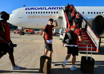 El Cádiz CF suspende su vuelo a El Salvador para juego amistoso tras aterrizaje de emergencia