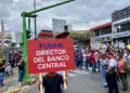 Marchan contra depreciación del dólar en Costa Rica