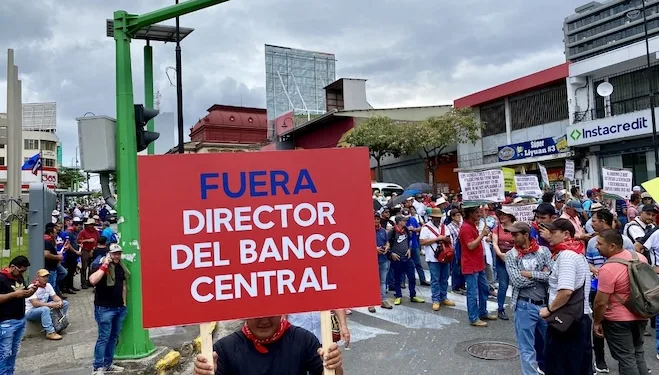 Marchan contra depreciación del dólar en Costa Rica