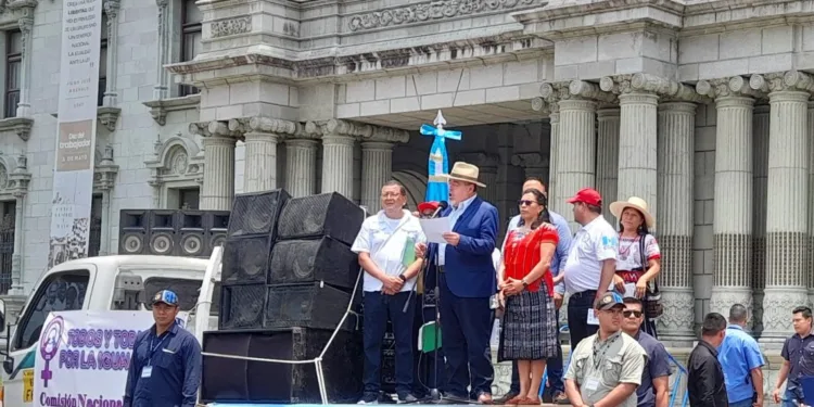 Presidente de Guatemala se une a los trabajadores en la concentración del 1 de mayo
