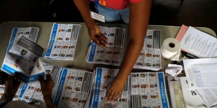 Panameños van a las urnas entre ansias e incertidumbres