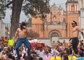 Escándalo en Guatemala tras show de strippers contratado por alcalde para festejar Día de la Madre