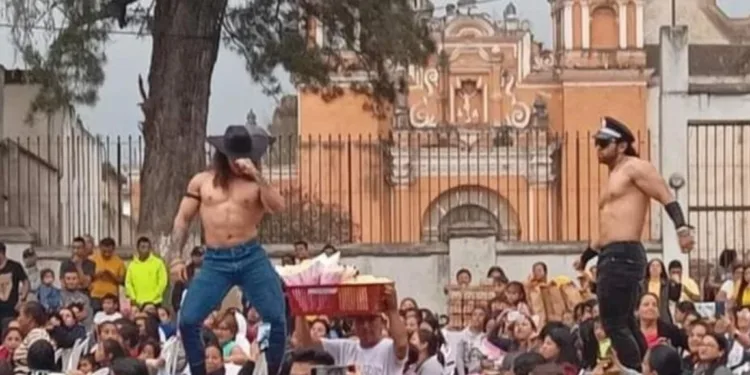 Escándalo en Guatemala tras show de strippers contratado por alcalde para festejar Día de la Madre