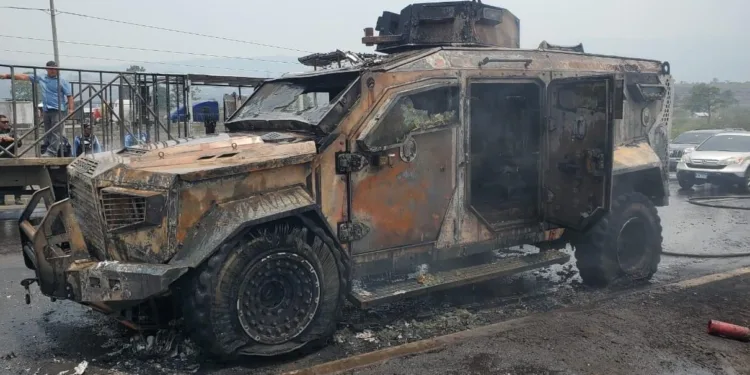 Costoso vehículo blindado recién adquirido para la policía hondureña se incendia y queda destruido