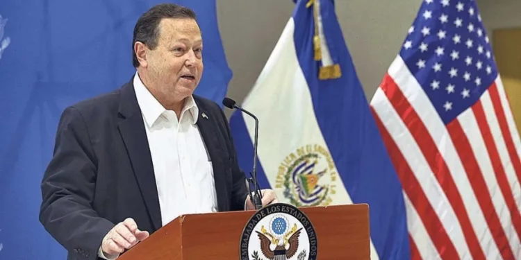 Embajador de EEUU llama a invertir en El Salvador y elogia clima de negocios