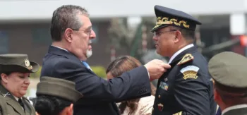 Presidente de Guatemala dice que el mérito es la única vía para ascensos en el Ejército