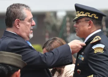 Presidente de Guatemala dice que el mérito es la única vía para ascensos en el Ejército