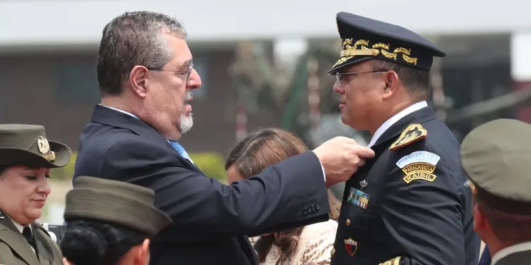 Presidente de Guatemala dice que el mérito es la única vía para ascensos en el Ejército