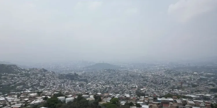 Persiste la densa nube de contaminación y altas temperaturas en Tegucigalpa