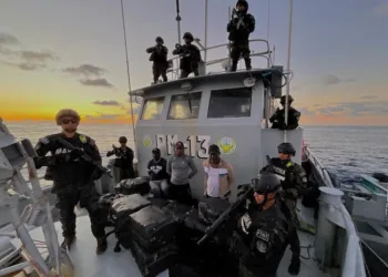 Marina salvadoreña incauta embarcación con 1.3 toneladas de cocaína