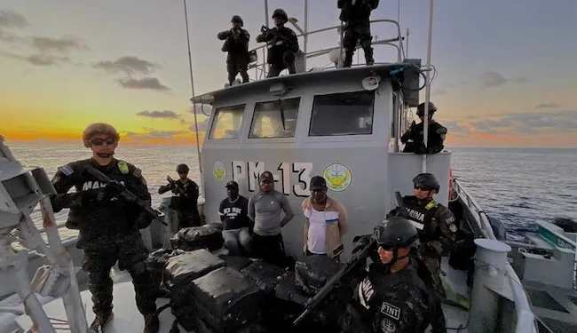 Marina salvadoreña incauta embarcación con 1.3 toneladas de cocaína