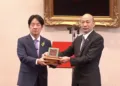 El nuevo presidente taiwanés, Lai Ching-te (izquierda), al recibir el sello de la nación de manos del presidente del Legislativo.