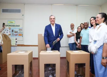 El presidente dominicano Luis Abinader al votar el domingo por la mañana.