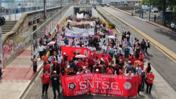 Trabajadores centroamericanos marchan por las calles en su día