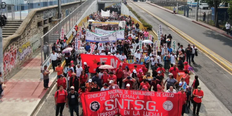 Trabajadores centroamericanos marchan por las calles en su día