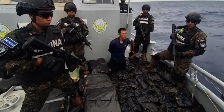 Decomisan $35 millones en cocaína frente a las costas salvadoreñas