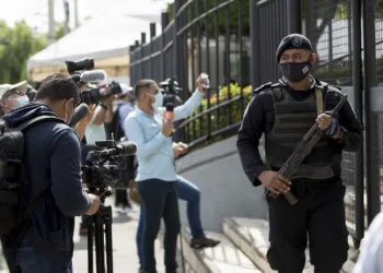 “Casa por cárcel”, la infame e ilegal medida que la dictadura está imponiendo a miles en Nicaragua