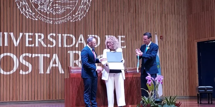 Gioconda Belli recibe doctorado honoris causa de la Universidad de Costa Rica