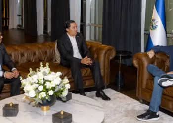 Hijo de presidenta hondureña comparte fotos de una reunión con Nayib Bukele