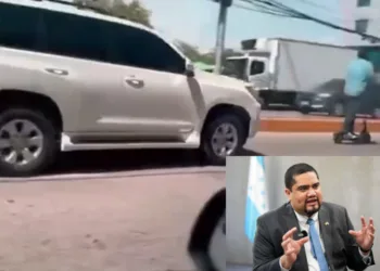 Ministro hondureño viaja en scooter a su oficina en Tegucigalpa