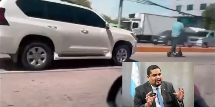 Ministro hondureño viaja en scooter a su oficina en Tegucigalpa