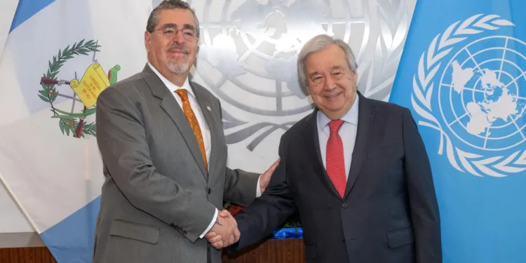 Presidente de Guatemala y secretario de la ONU hablan de democracia y combate a la corrupción