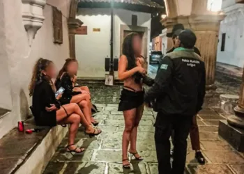 Escándalo en Antigua Guatemala por mujeres en ropa interior frente al Ayuntamiento