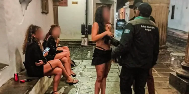 Escándalo en Antigua Guatemala por mujeres en ropa interior frente al Ayuntamiento