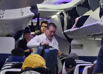 Captan a presidente de Guatemala viajando por trabajo en clase turista rumbo a Nueva York