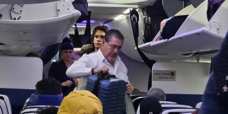 Captan a presidente de Guatemala viajando por trabajo en clase turista rumbo a Nueva York