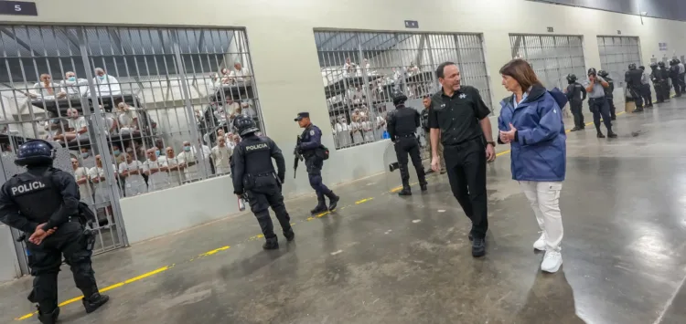 Ministra de Seguridad de Argentina visita la megacárcel salvadoreña